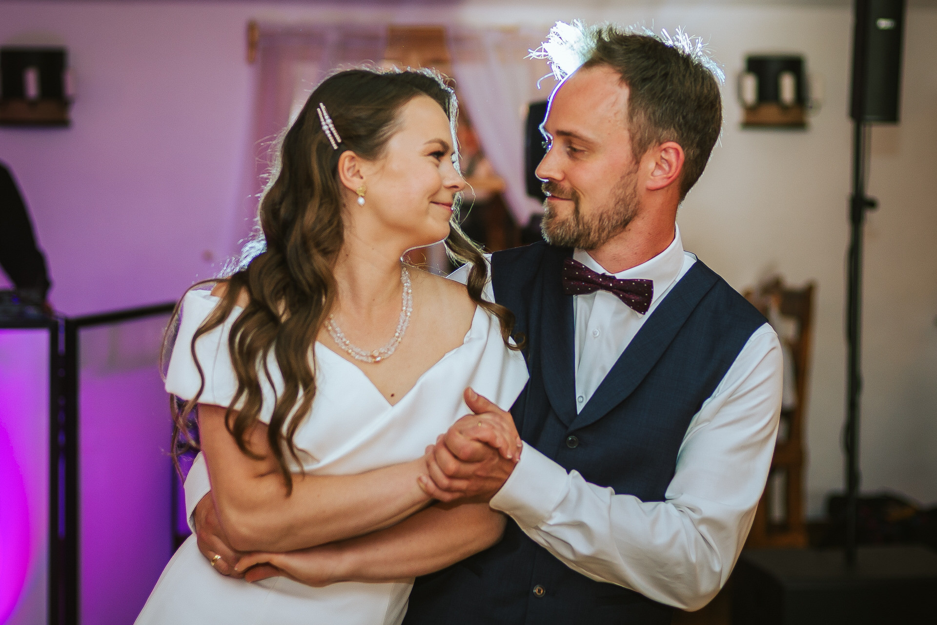 Różnica między obróbką a retuszem w fotografii ślubnej