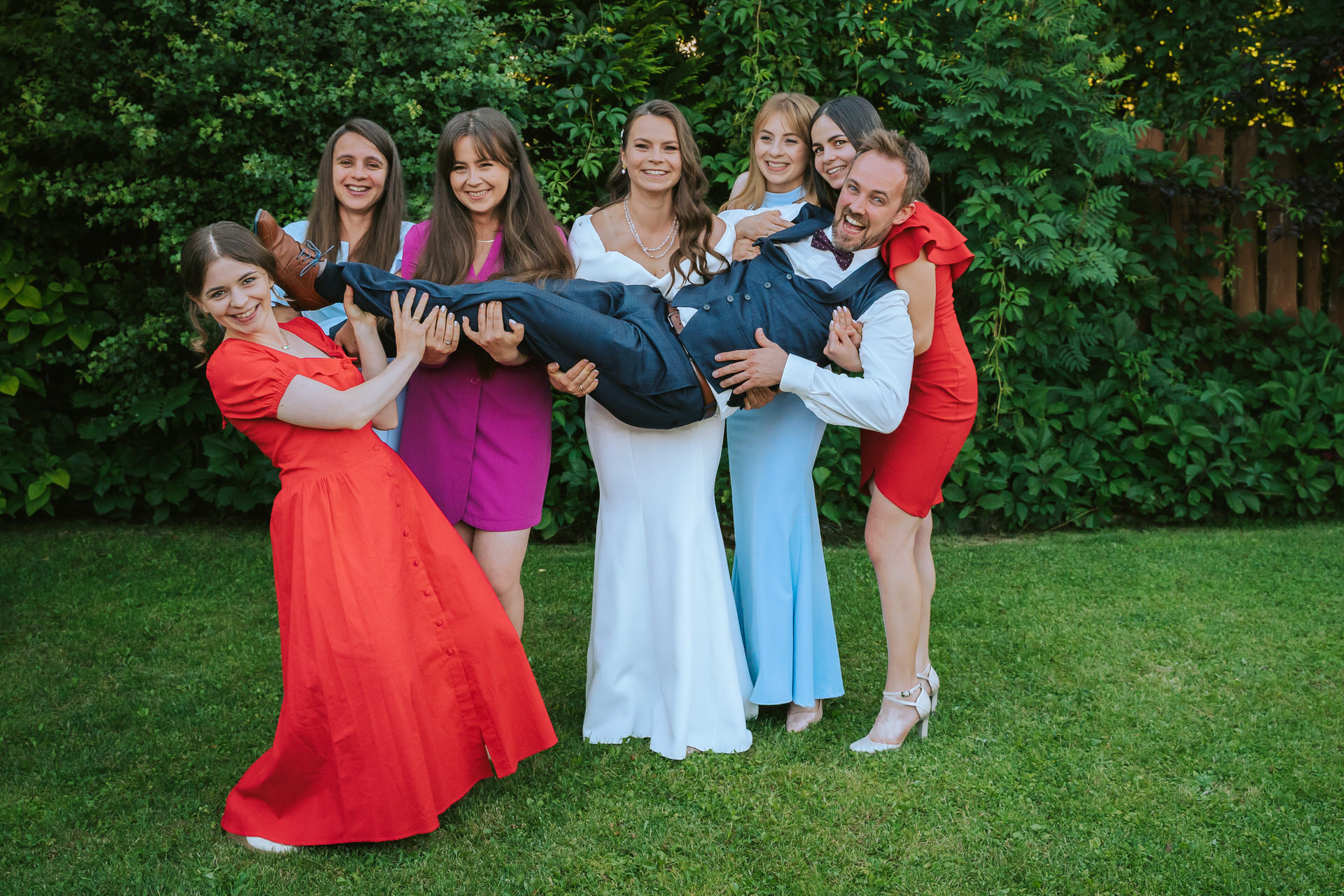 Różnica między obróbką a retuszem w fotografii ślubnej